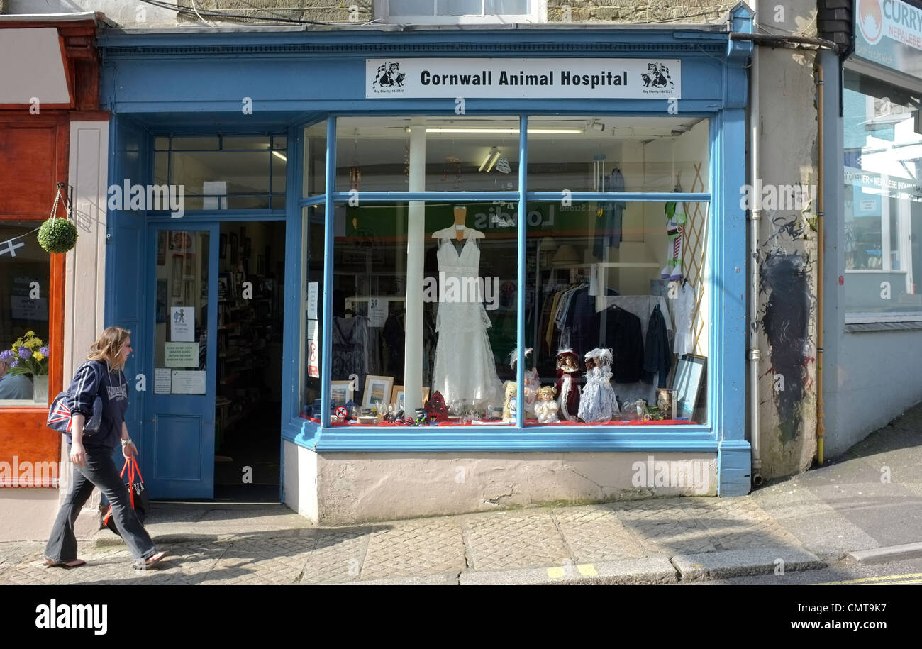 Eine Frau geht vorbei an der Cornwall Animal Hospital Charity-Shop in Falmouth, Stockfoto