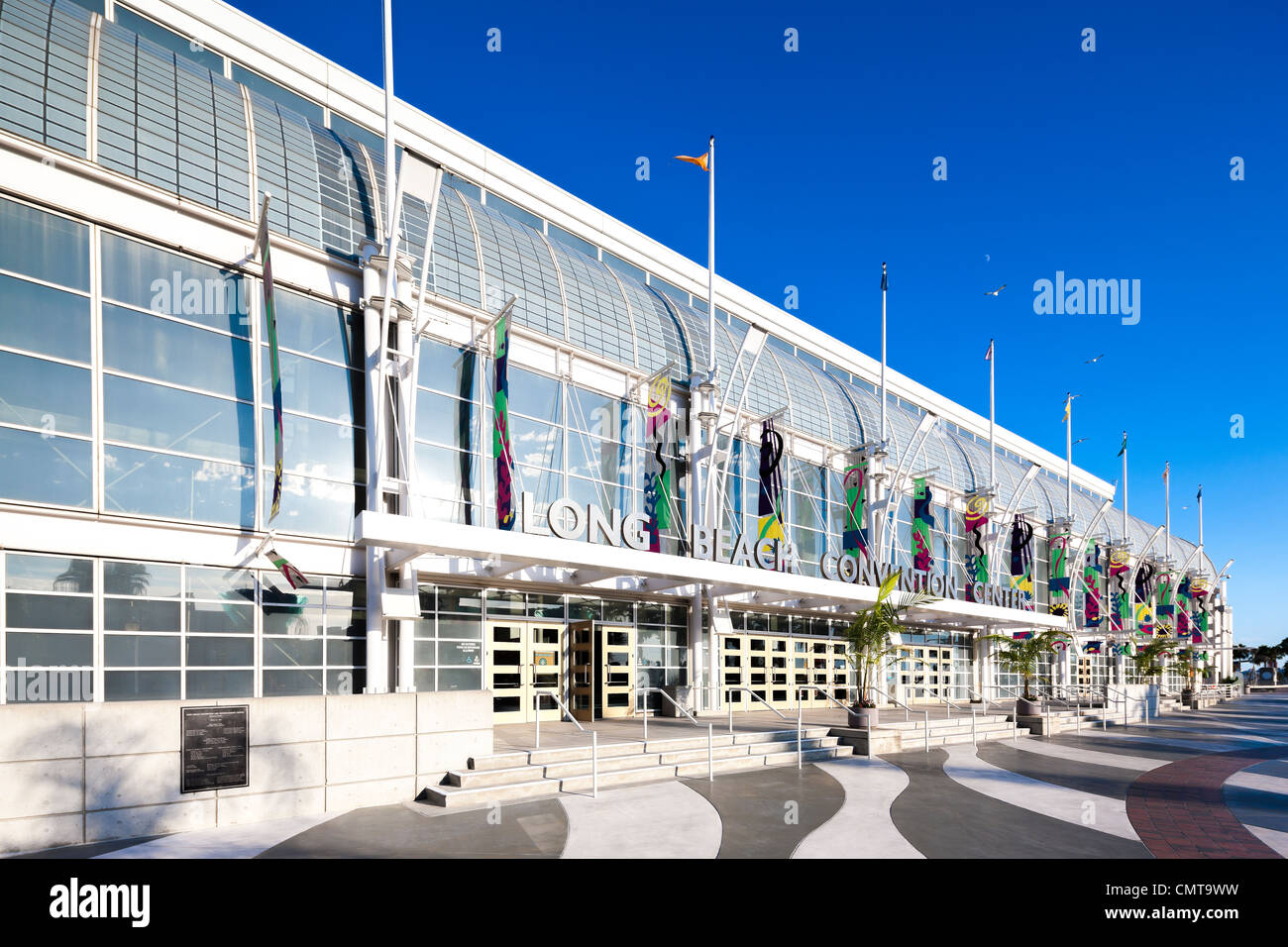 Long Beach Convention Center. Long Beach Convention and Entertainment Center, Haupteingang, Exterieur, tagsüber sonnig. Stockfoto