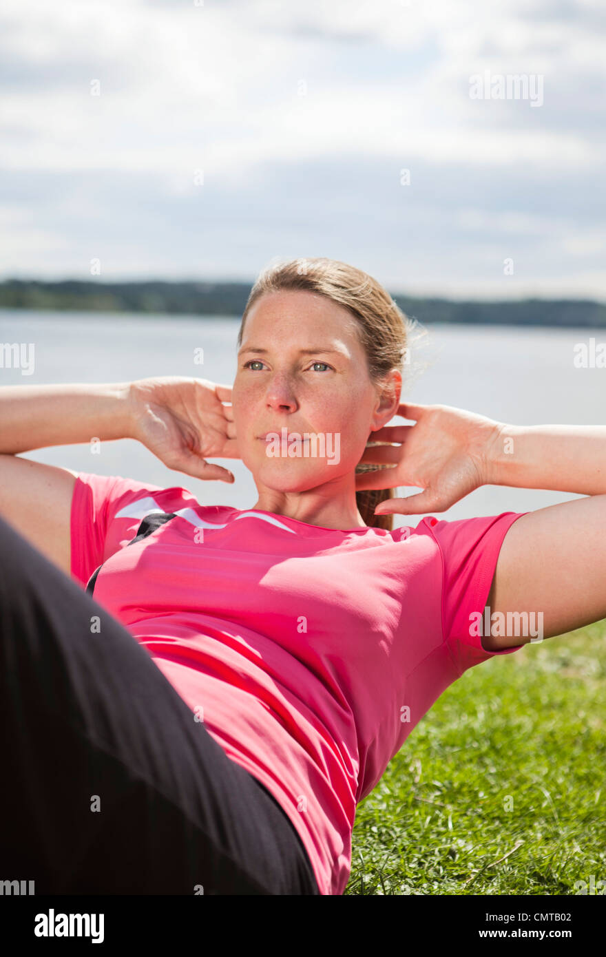 Frau Sit im park Stockfoto
