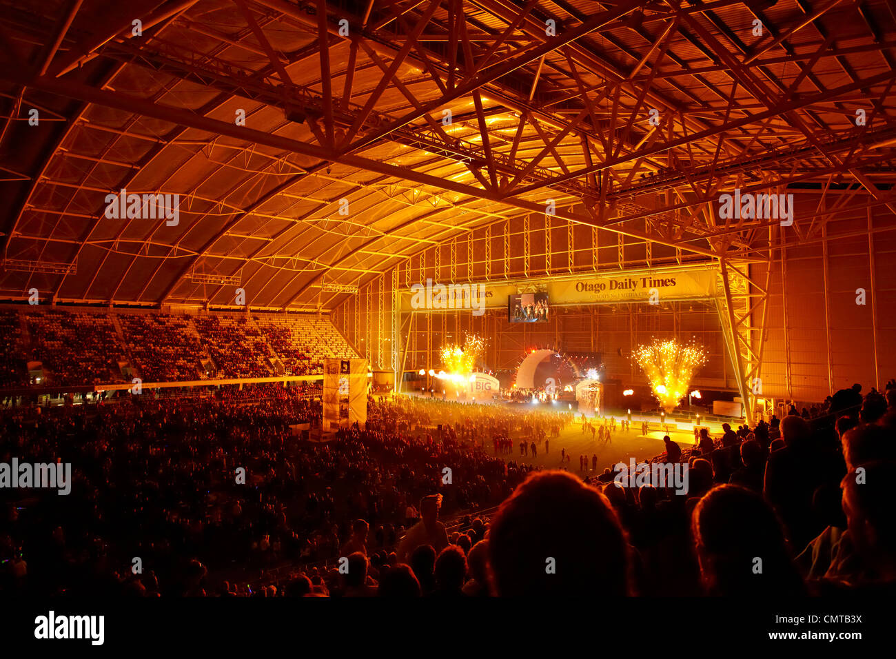 Feuerwerk und Bühnenbeleuchtung in Gemeinschaft Konzert Forsyth Barr Stadium, Dunedin, Südinsel, Neuseeland Stockfoto