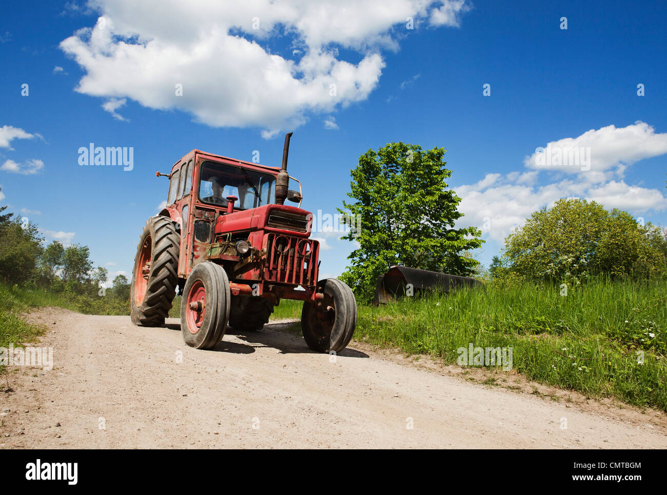Traktor auf Landstraße Stockfoto
