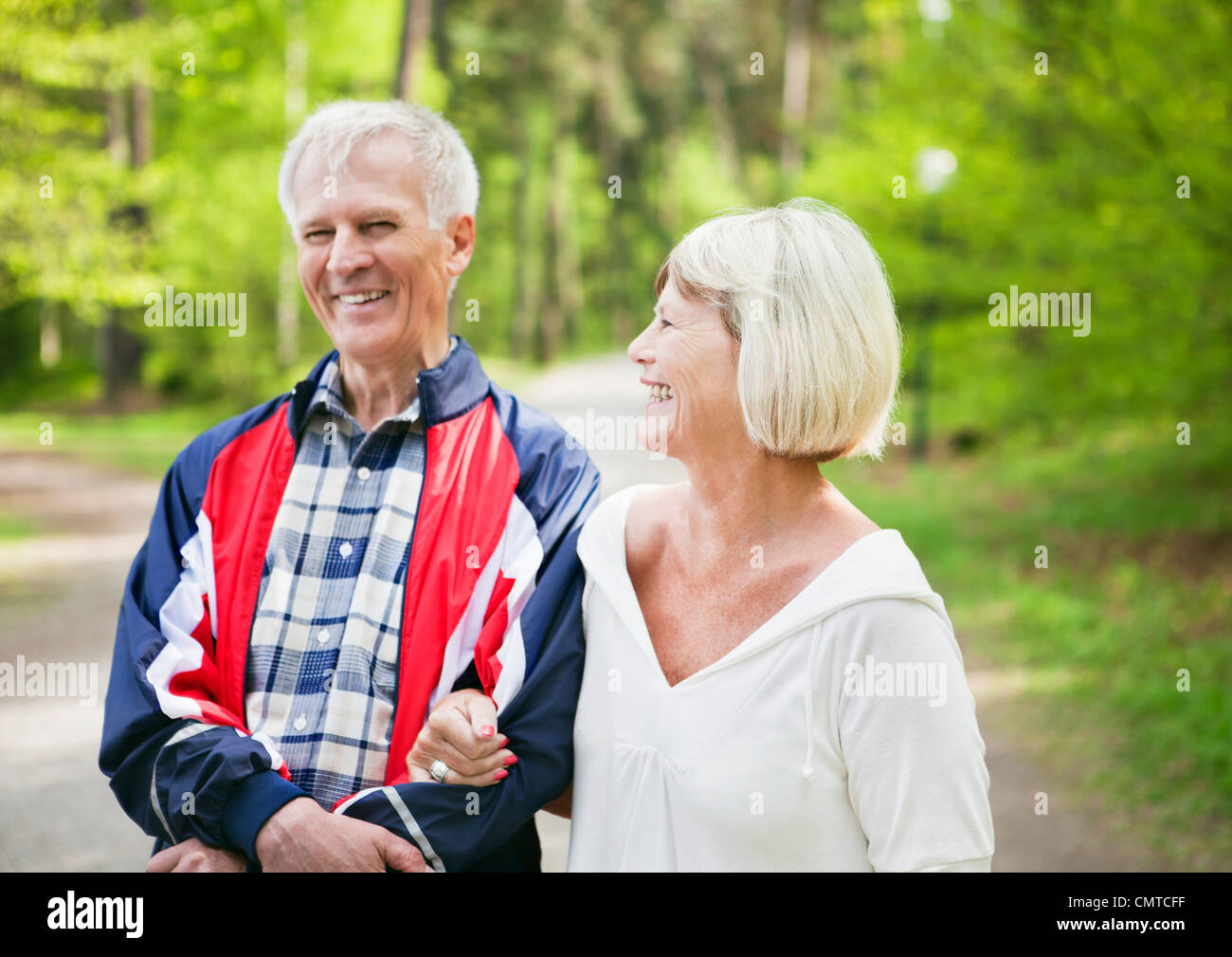 Alte Männer und Frauen lachen Stockfoto