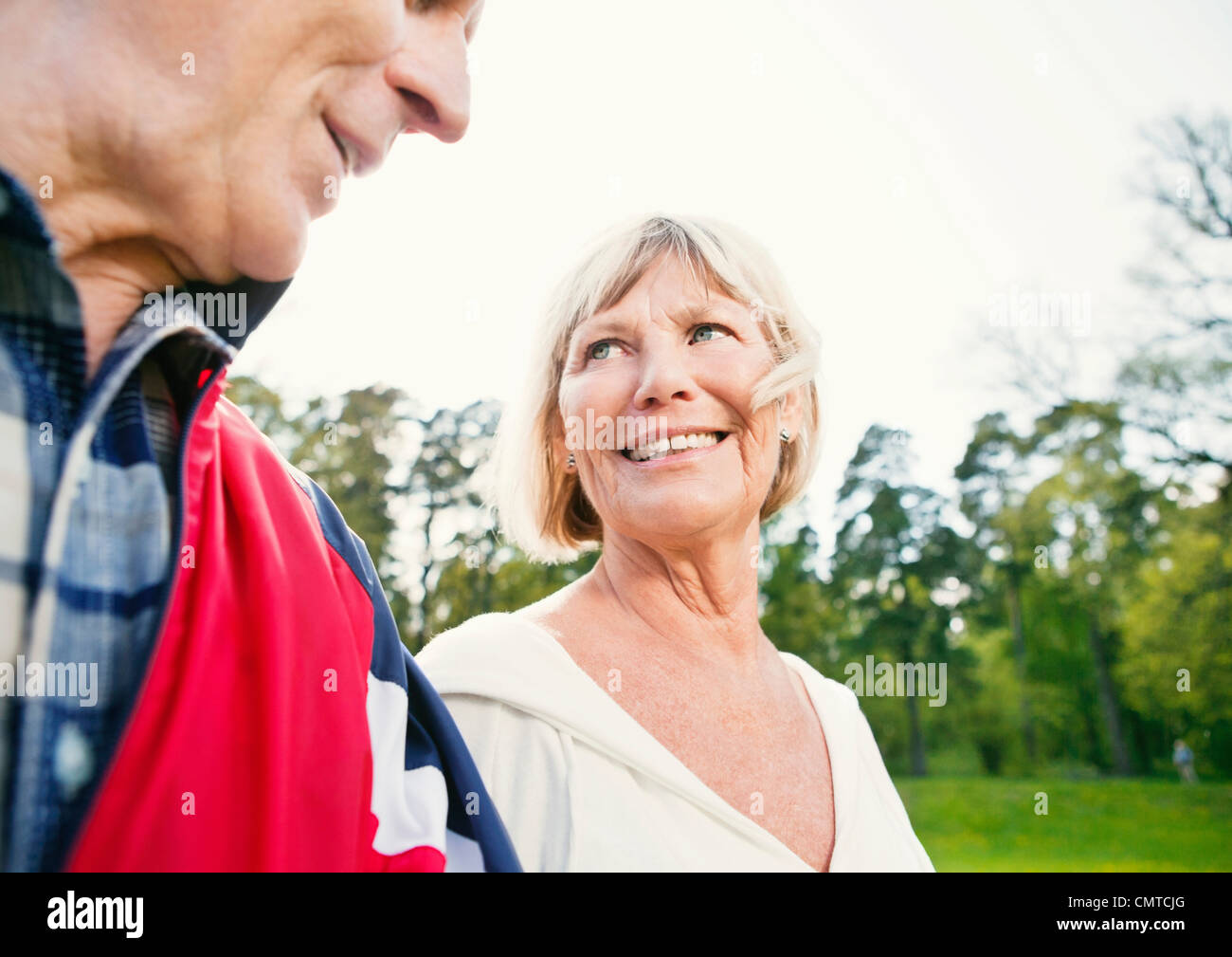 Alte Männer und Frauen Lächeln Stockfoto