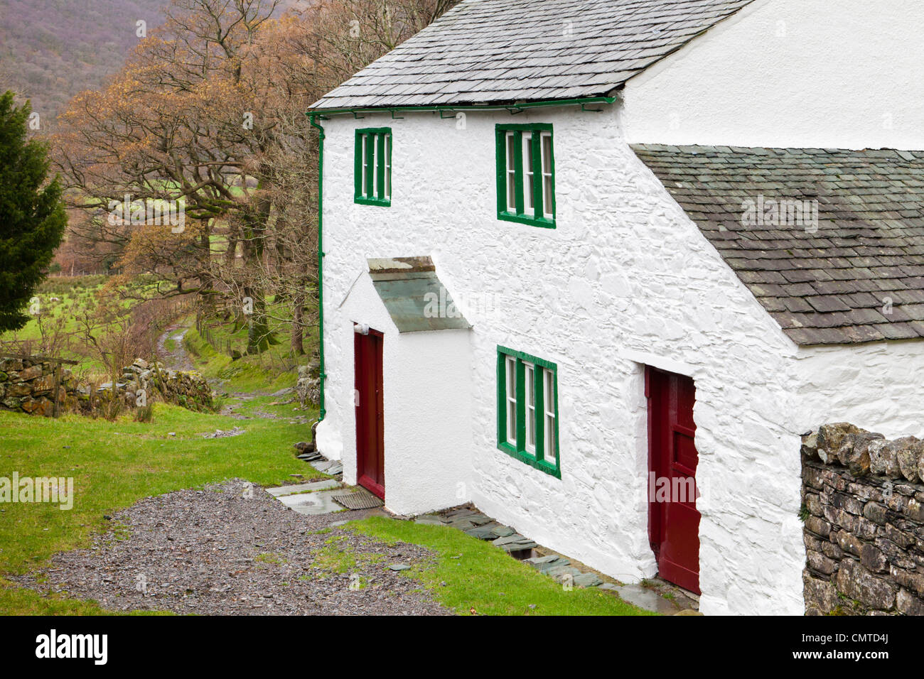 Ein traditionelles Landhaus aus Stein mit einem Schieferdach in der Nähe von Buttermere, Cumbria im englischen Lake District Stockfoto