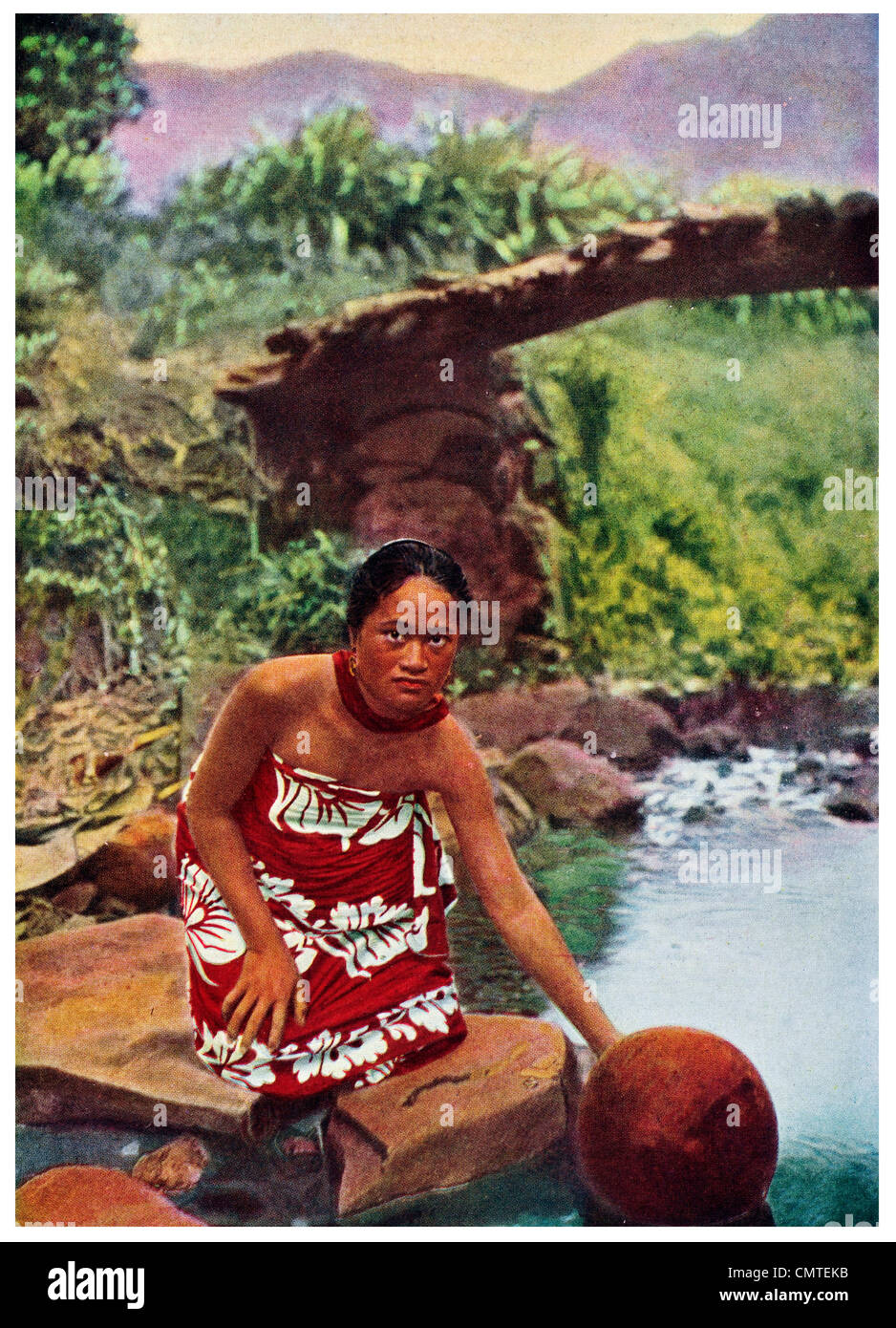 1925 Rapa Iti Austral Insel Frau sammeln von Wasser Stockfoto