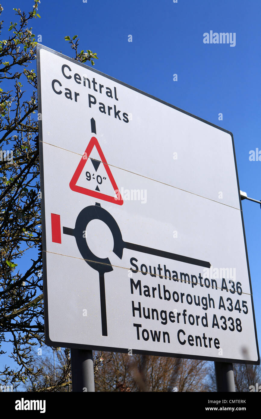 UK Richtung Zeichen Kreisverkehr und Höhe Beschränkung Stockfoto