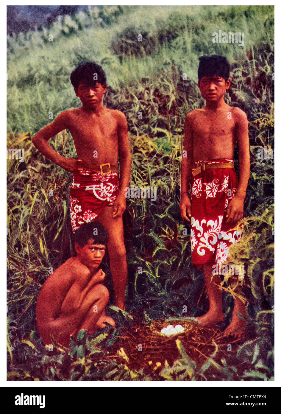 1925 Boys von Rapa polynesischen Teal Vogelnest Bass Islands Austral Insel Französisch-Polynesien Stockfoto