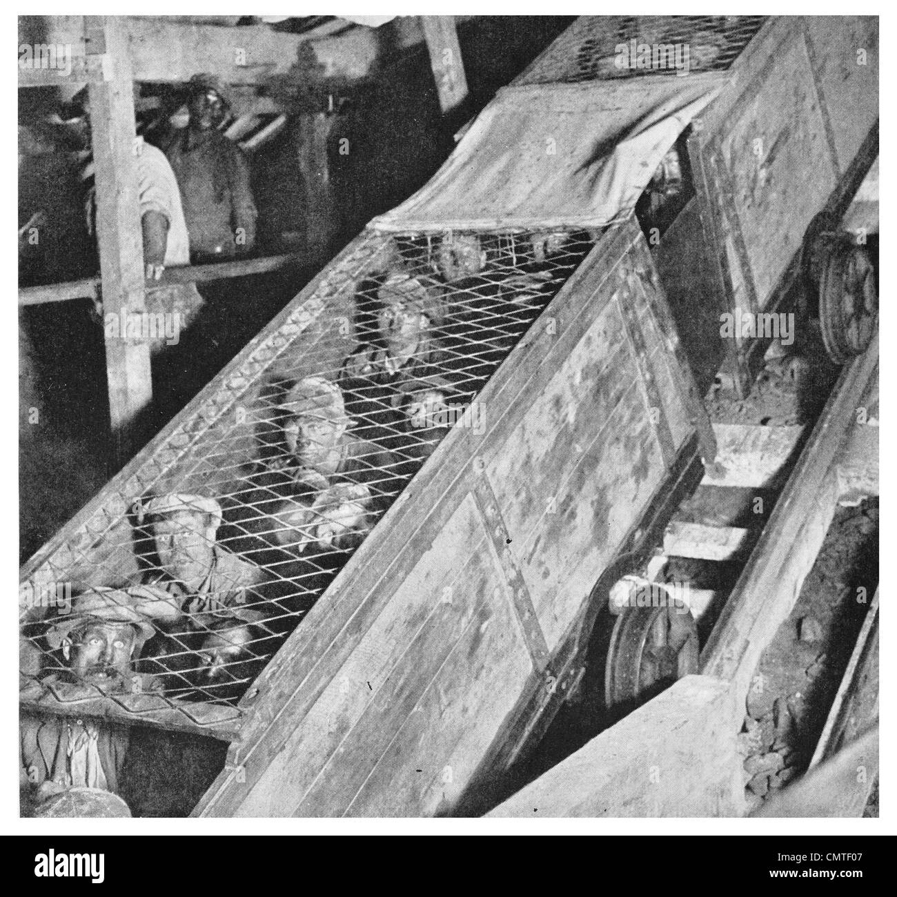 1925-Miner Käfig südafrikanischen Goldmine Stockfoto