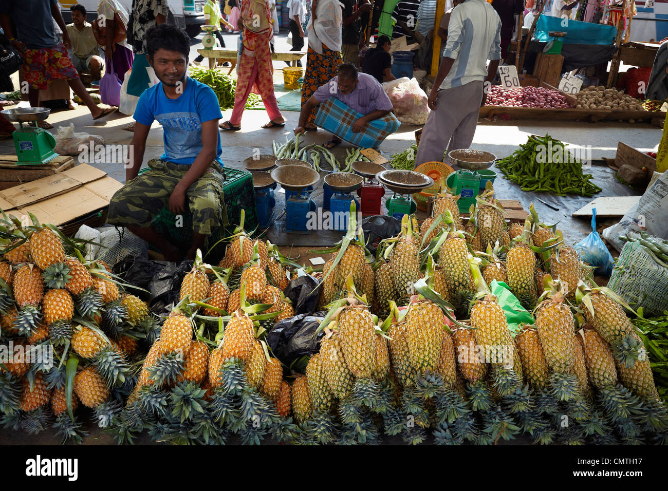 Sri Lanka - Colombo, Ananas Anbieter verkaufen die Früchte auf dem Markt der Stadt Stockfoto