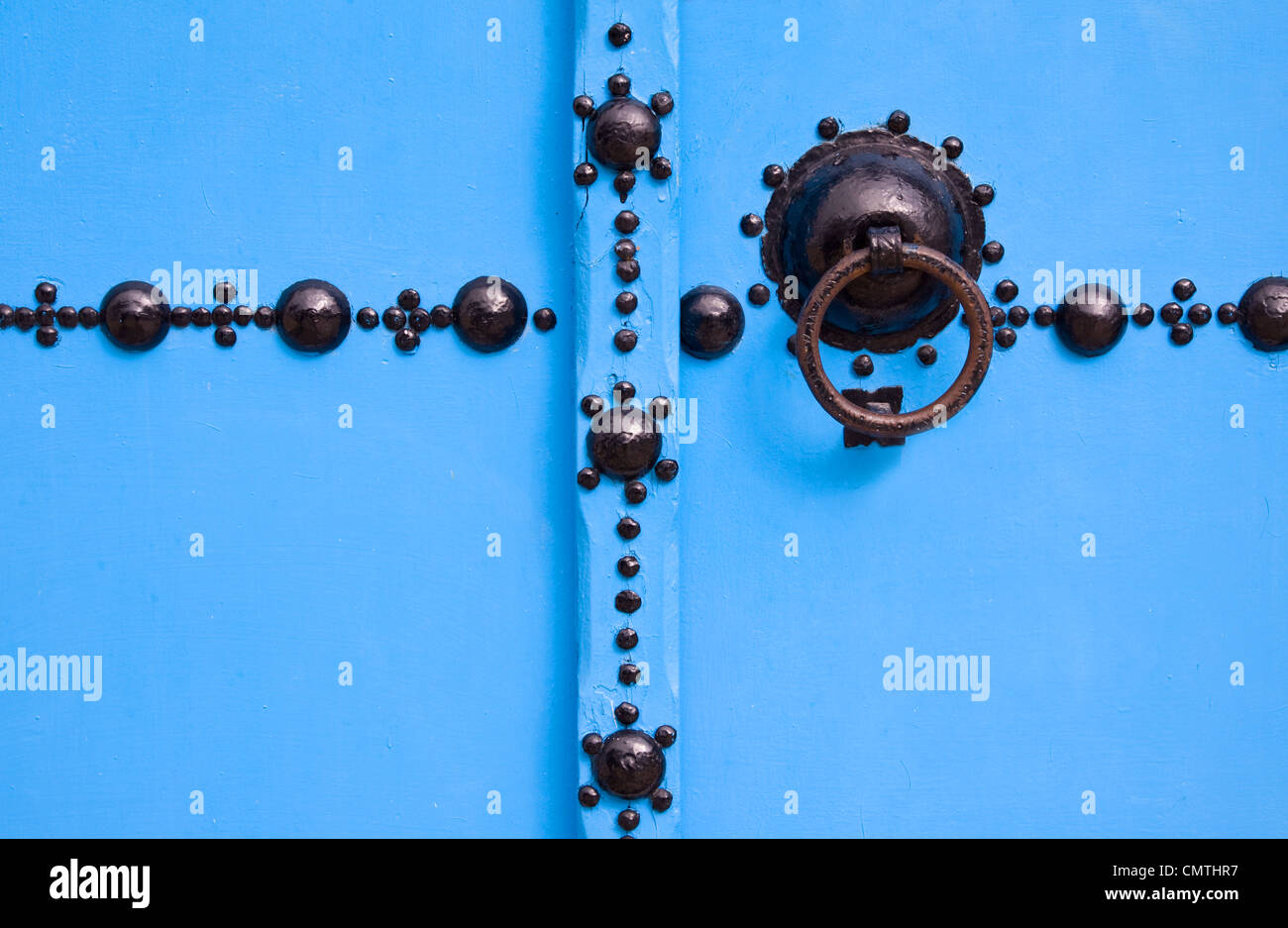 Detail der blauen Tür mit schwarzen Türklopfer und Stud Dekoration Stockfoto