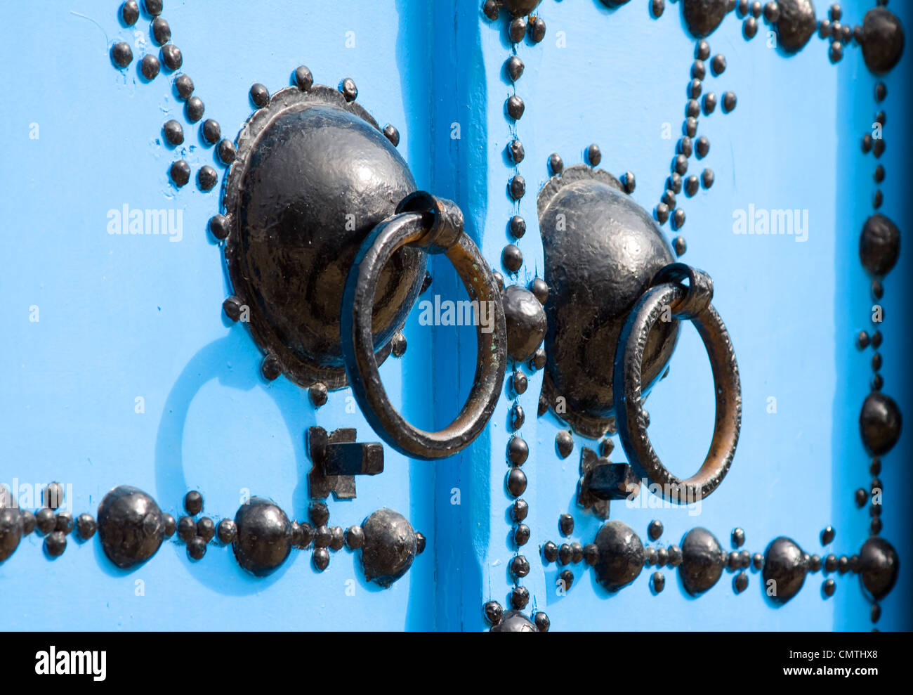 Detail der blauen Tür mit schwarzen Türklopfer und Stud Dekoration, Tunesien Stockfoto