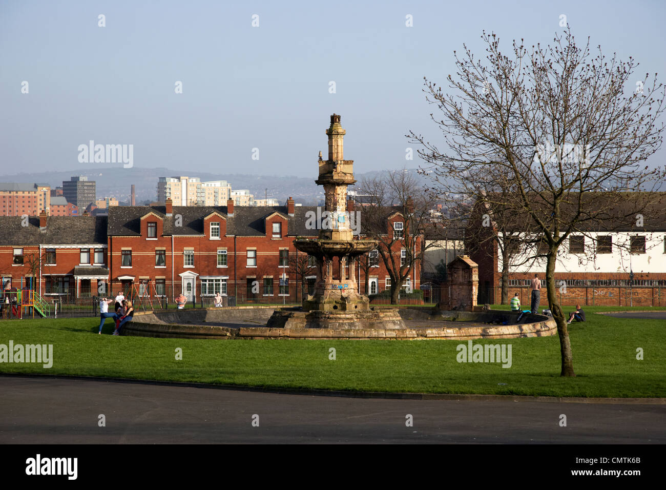 viktorianischen Brunnen in Antrim Park niedriger fällt Straße Bereich Gaeltacht Viertel Belfast Nordirland Vereinigtes Königreich Stockfoto
