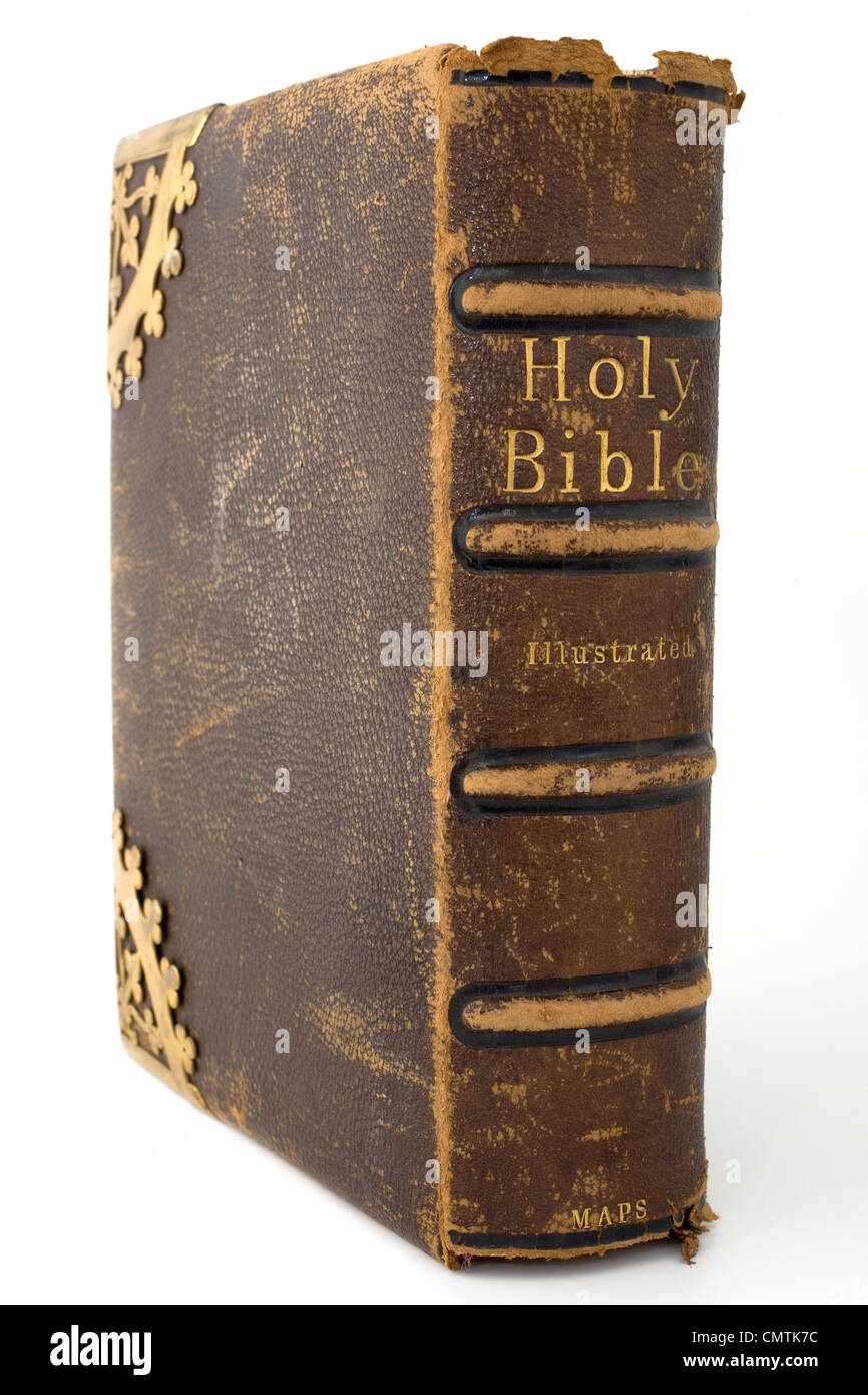 Altes Leder gebunden Heilige Schrift auf weißem Hintergrund Stockfoto
