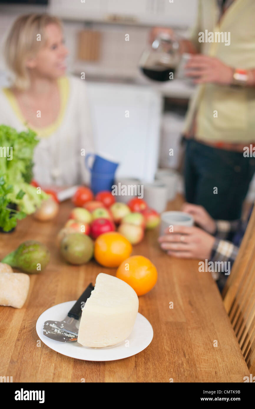 Nahaufnahme von Käse mit Menschen im Hintergrund Stockfoto