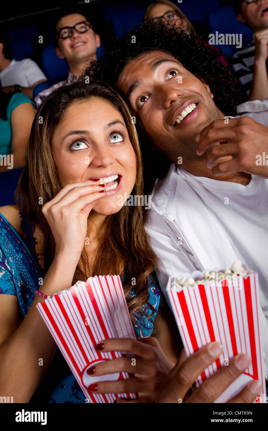 Hispanische Paar genießt Popcorn im Kino Stockfoto