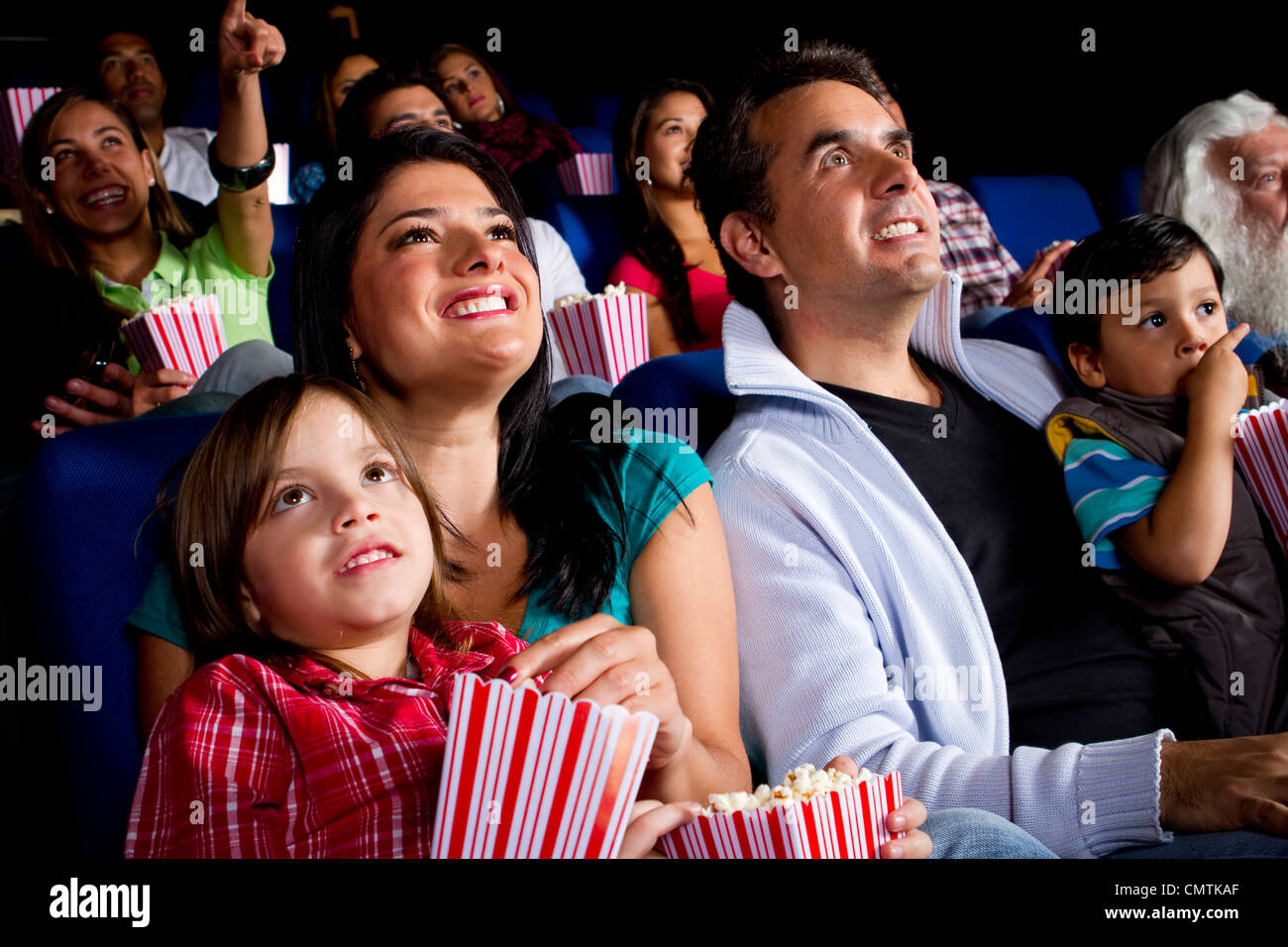 Hispanische Familie Film im Kino anschauen Stockfoto