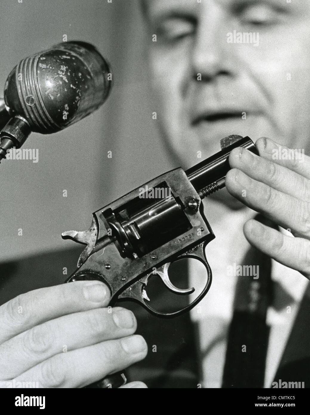 ROBERT F KENNEDY Mord. Ein Detektiv hält die.22 Kaliber Revolver verwendet, um Kennedy zu schießen Juni 1968 im Ambassador Hotel, LA Stockfoto