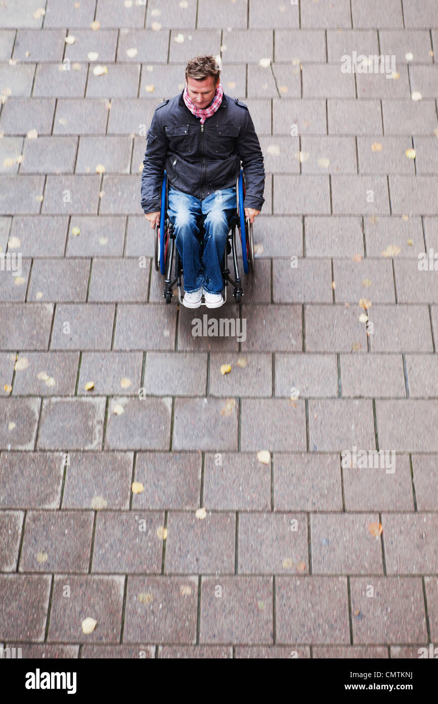 Mann im Rollstuhl reisen Stockfoto