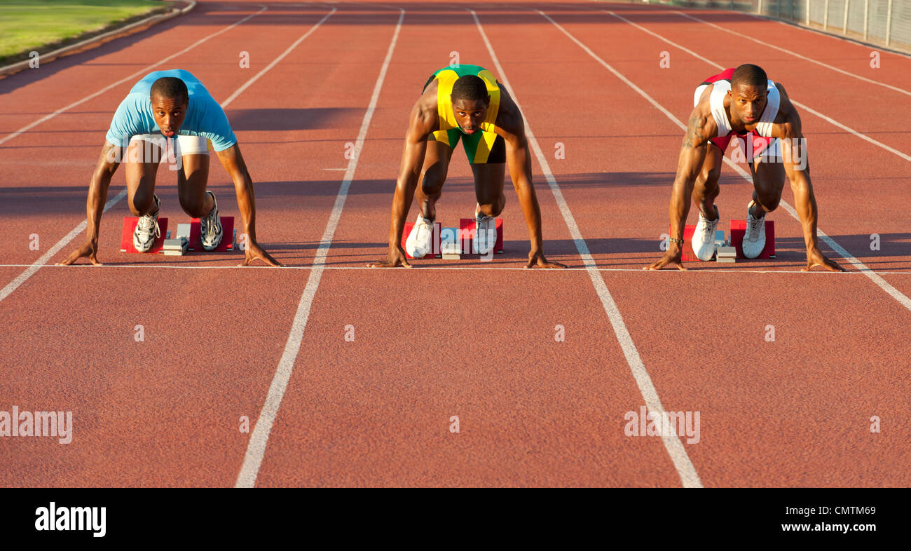 Schwarzen Läufer im Startblock im Rennen Stockfoto