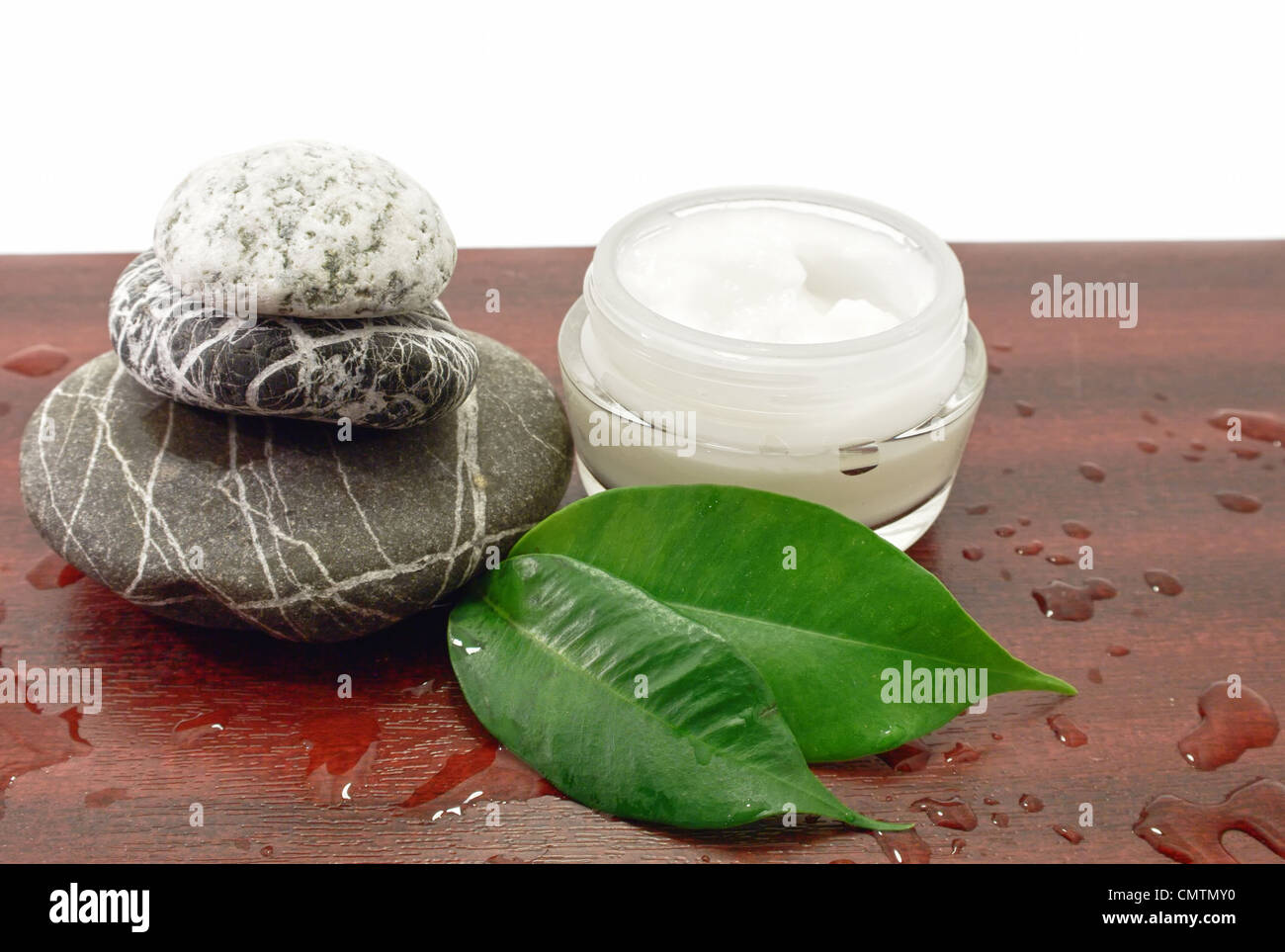 Spa-Steinen und kosmetische Creme Therapie Harmonie Stockfoto