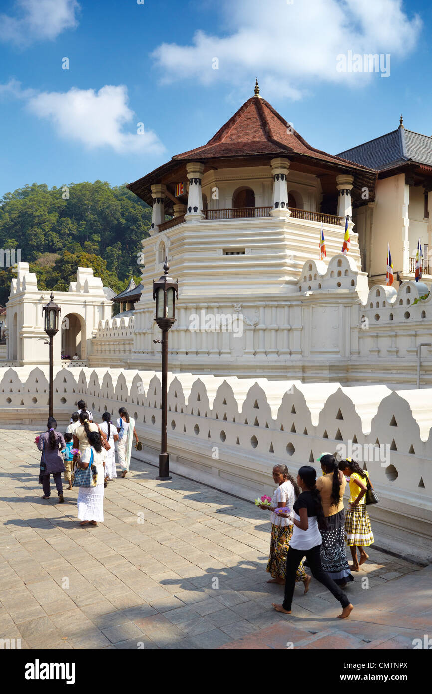Sri Lanka - Pilger im Tempel Tempel des Zahns, Kandy, Sri Dalaga Maligawa, Sri Lanka, UNESCO Stockfoto