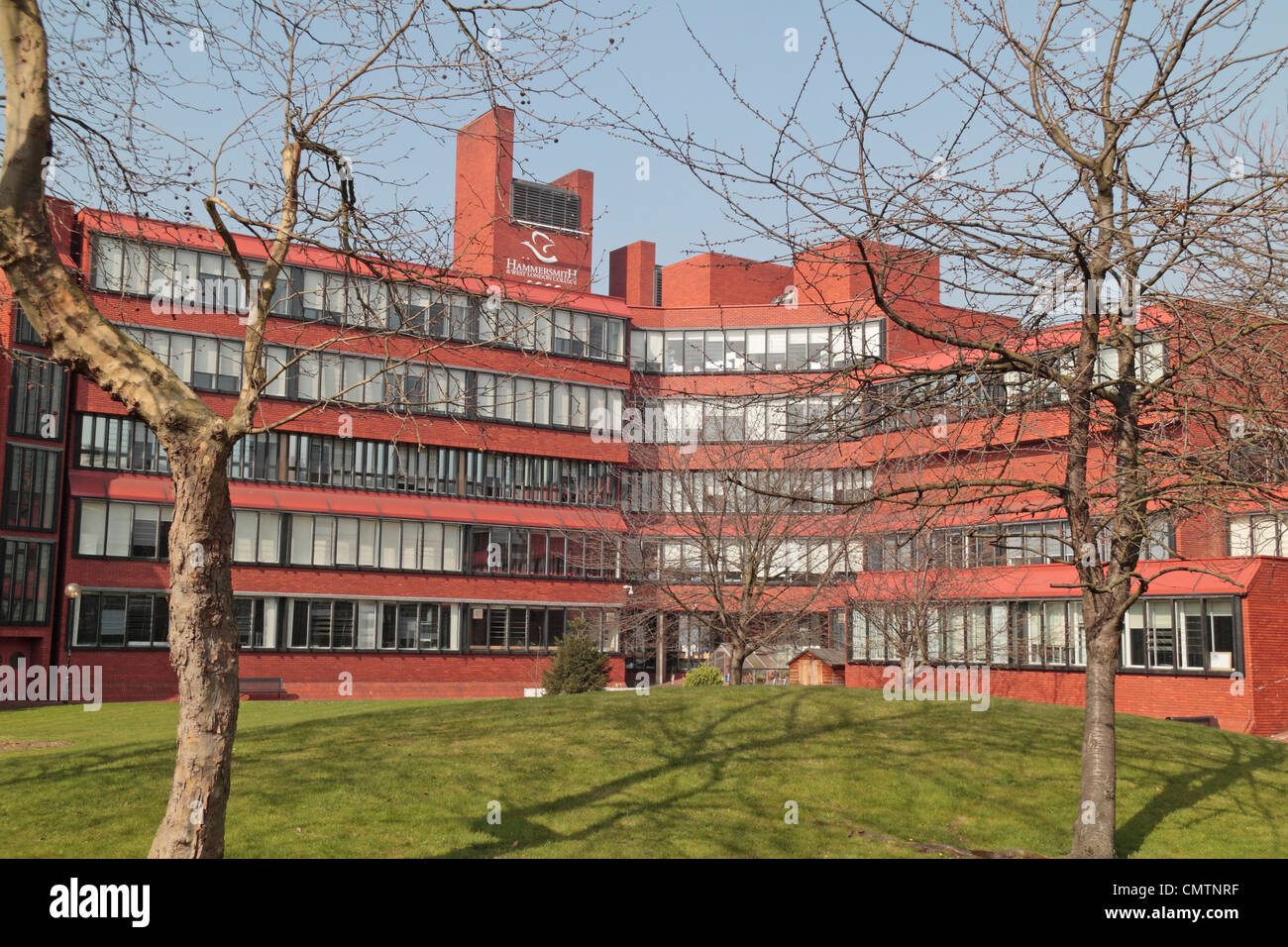 Gesamtansicht des Hammersmith & West London College Campus, Gliddon Road, Hammersmith, West London, UK. Stockfoto