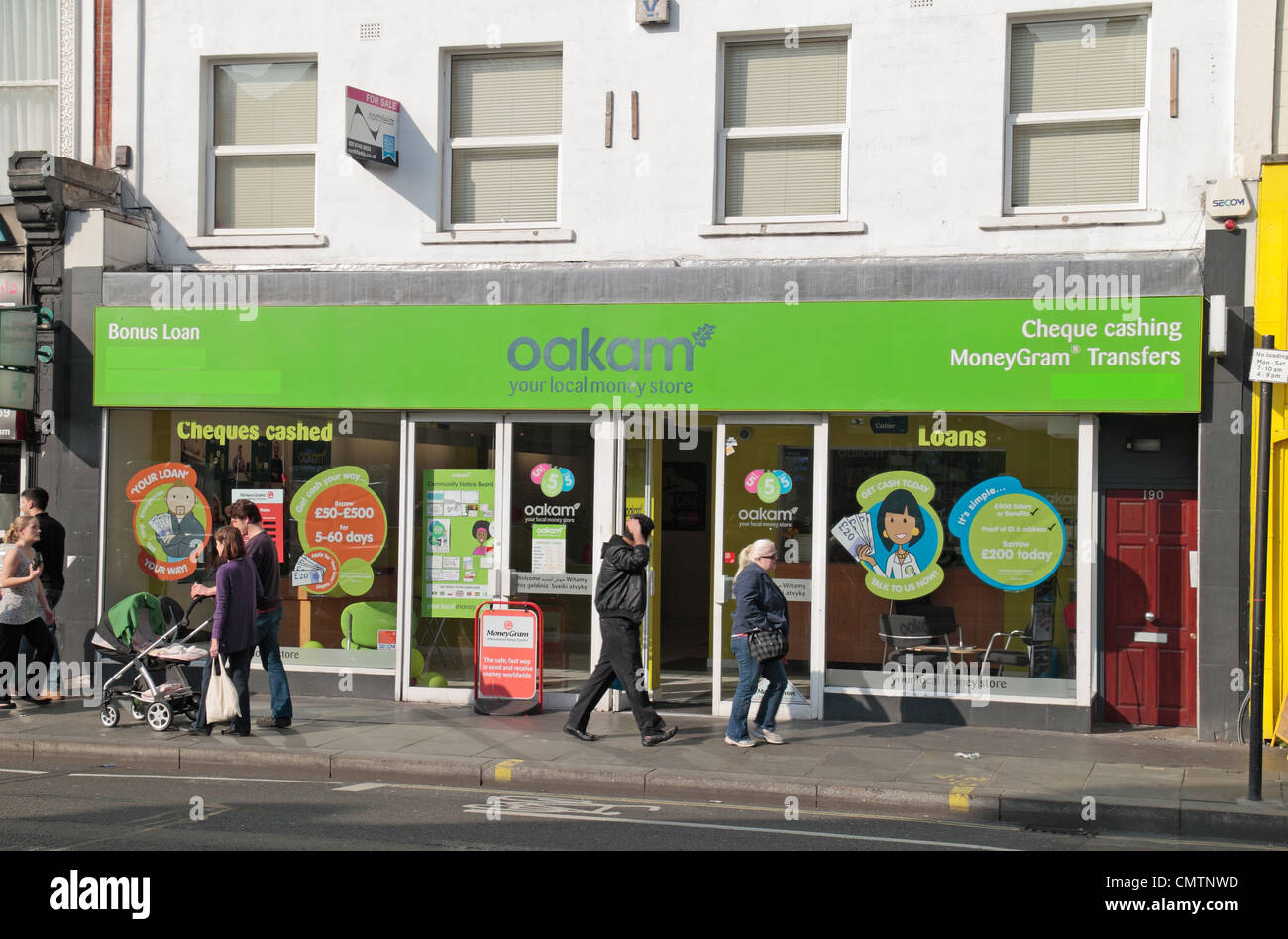 Der Oakam Shop auf Uxbridge Road, Shepherds Bush, West-London, UK. Stockfoto