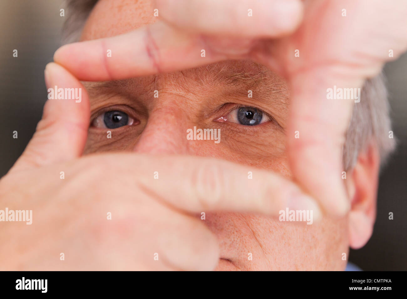 Man lehnt sich an hand Stockfoto