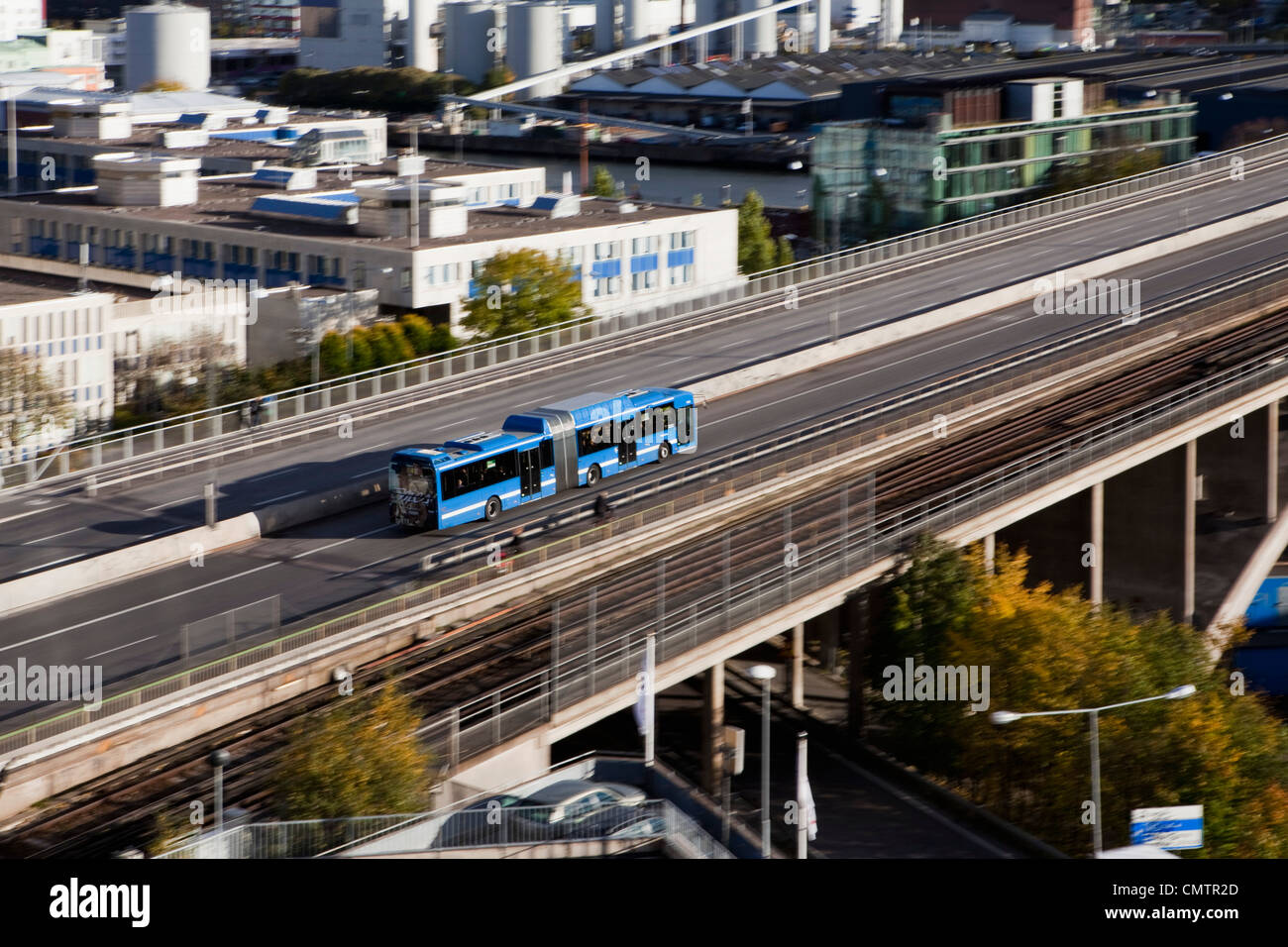 Bus auf der Autobahn Stockfoto