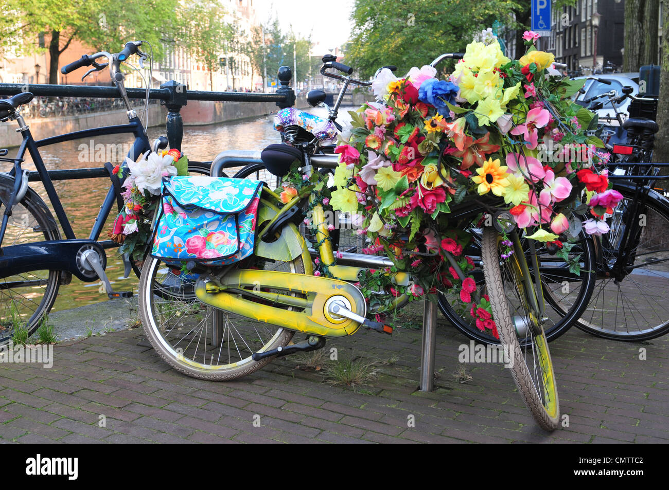 Fahrräder geparkt am Ufer von einem Kanal von Amsterdam, Holland. Stockfoto