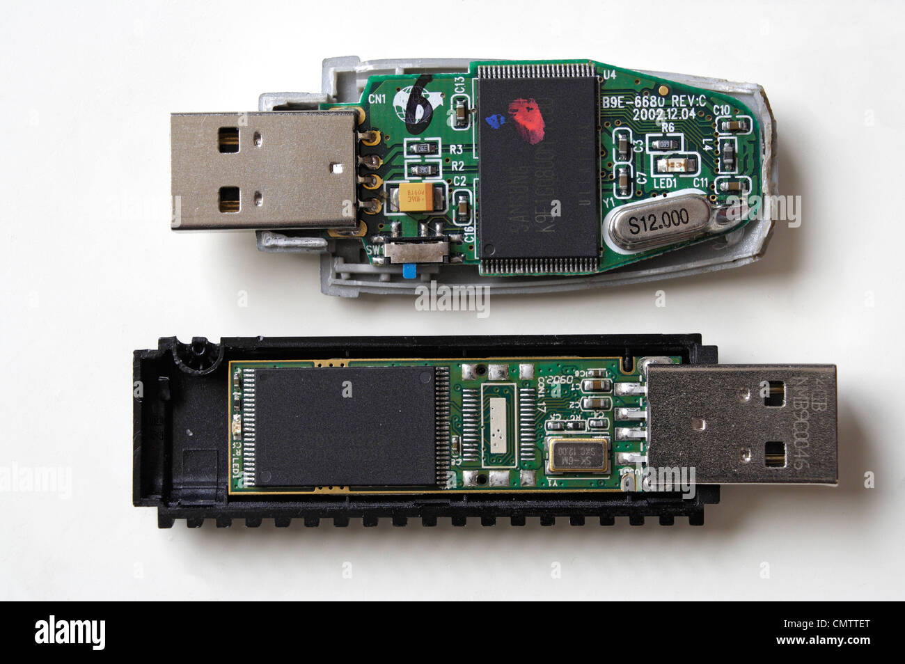 Die interne Ansicht von 2 USB-Speichersticks. Elektronische Produkte, Datenspeicherung im Computer, Hardware-Technologie für integrierte Schaltungen Stockfoto