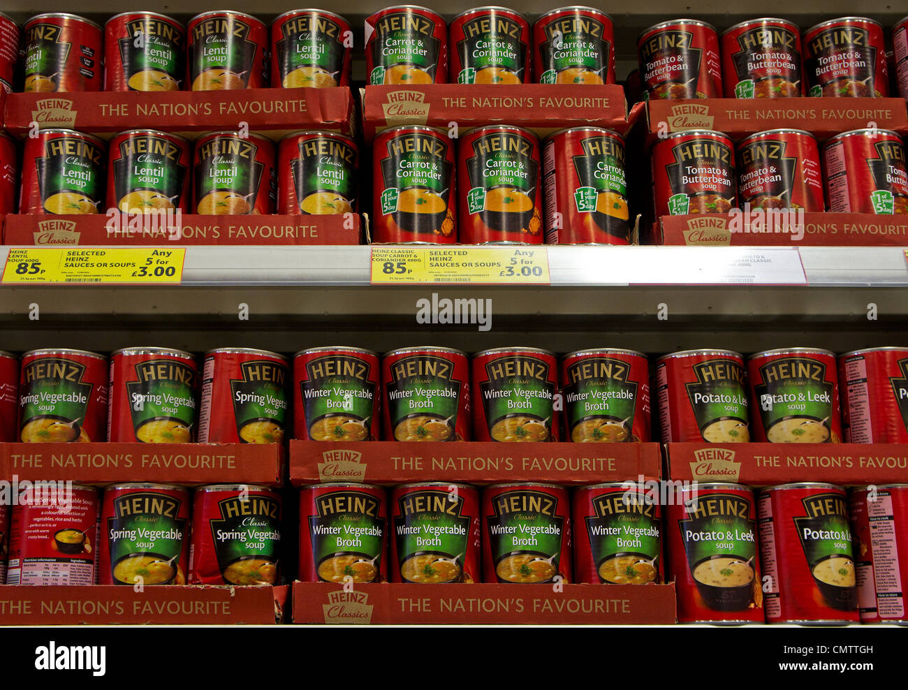 Dosen von Heinz Suppe in eine britische Supermarktkette Stockfoto