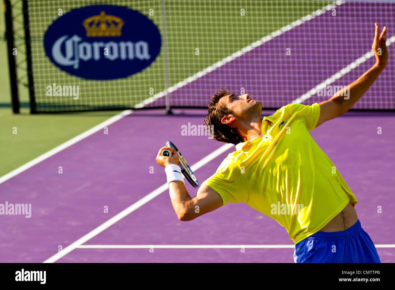 Marin Cilic Kroatien dient dazu, Juan Martin Del Potro Argentinien am 8. Tag der Sony Ericsson Open im Crandon Park, FL. Stockfoto