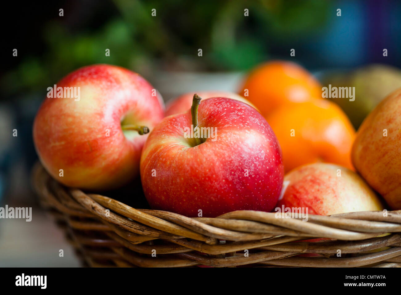Korb, gefüllt mit Äpfeln Stockfoto