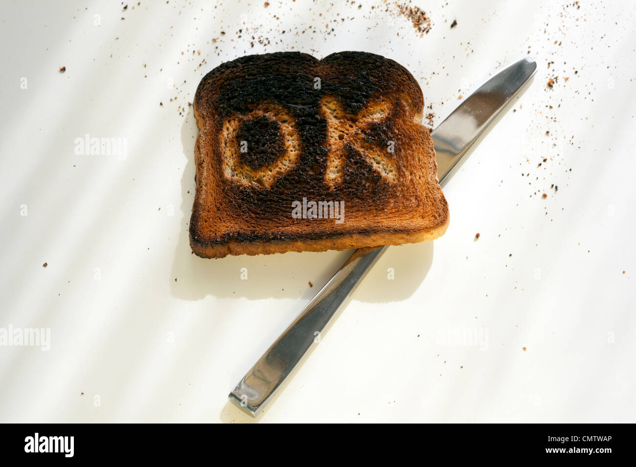 verbranntem Toast mit "OK" drauf Stockfoto