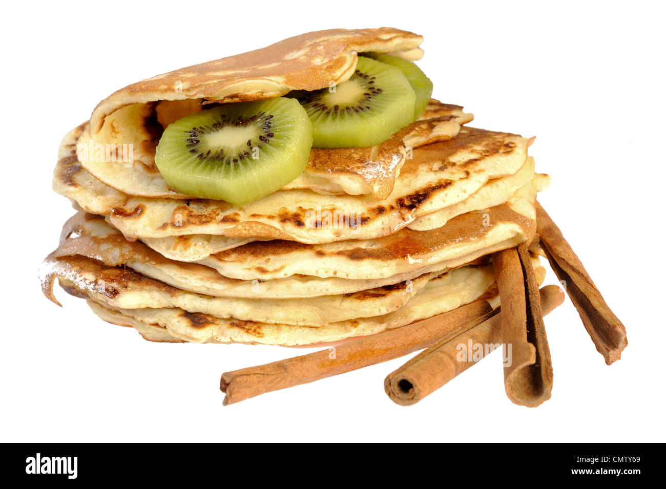 Pfannkuchen mit Kiwi auf weißem Hintergrund Stockfoto