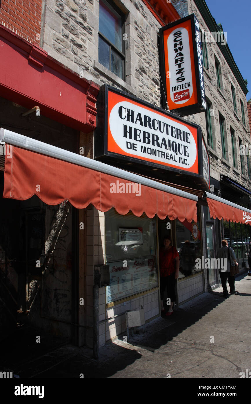 Schwartz es Deli in Montreal, Quebec, Kanada. Schwartz wurde 1928 von Reuben Schwartz, ein jüdischer Einwanderer aus Rumänien gegründet. Stockfoto