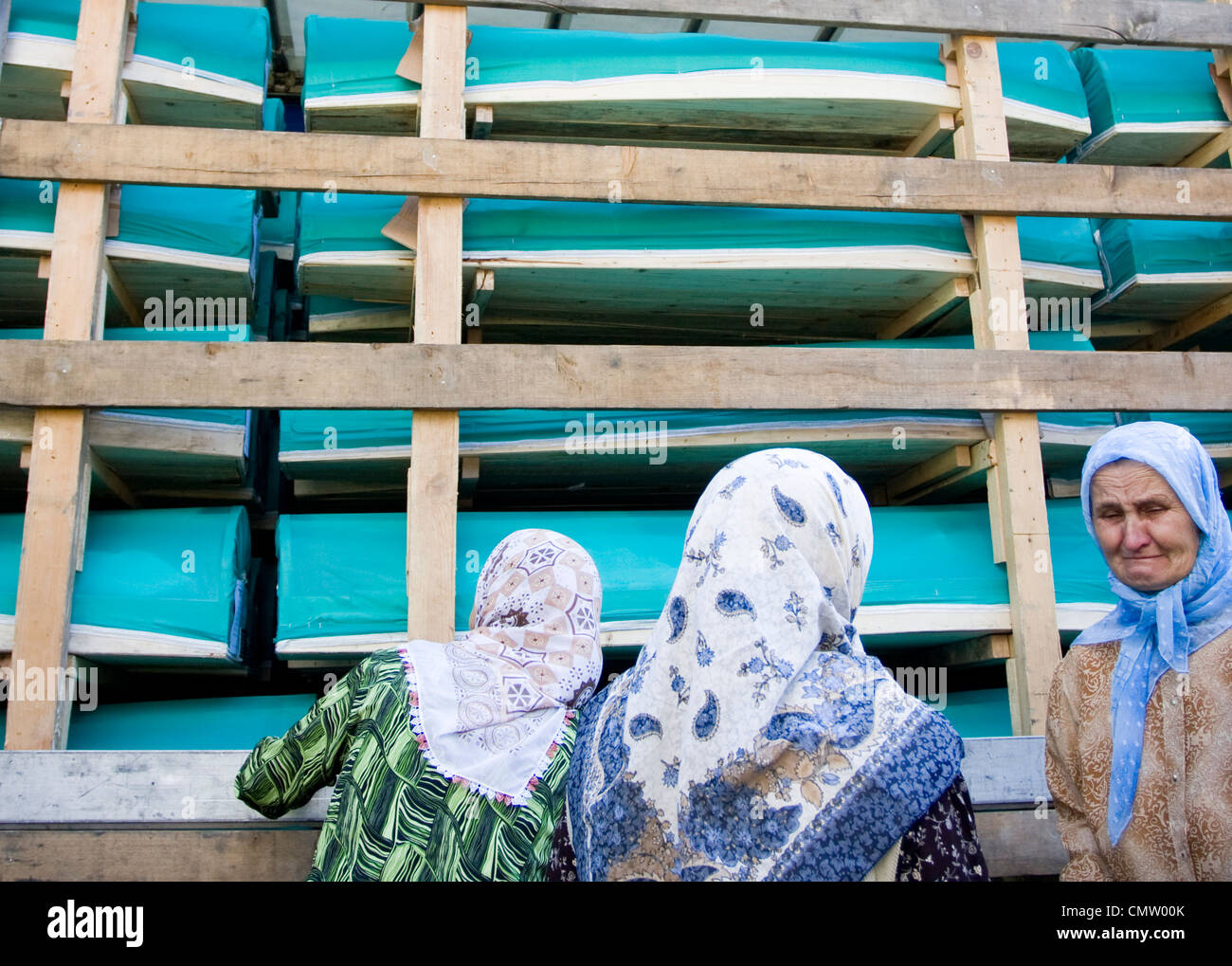 Ein LKW mit bleibt der Massaker von Srebrenica zur Abfahrt aus Visoko Leichenhalle Srebrenica Potocari Memorial Center bereit. Stockfoto