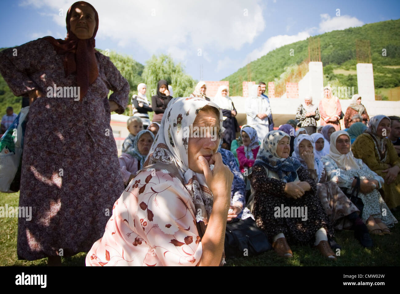 Eine bosnische Muslimin weint als LKW beladen mit Särgen der 307 identifizierte Opfer des Massakers von Srebrenica 1995. Stockfoto