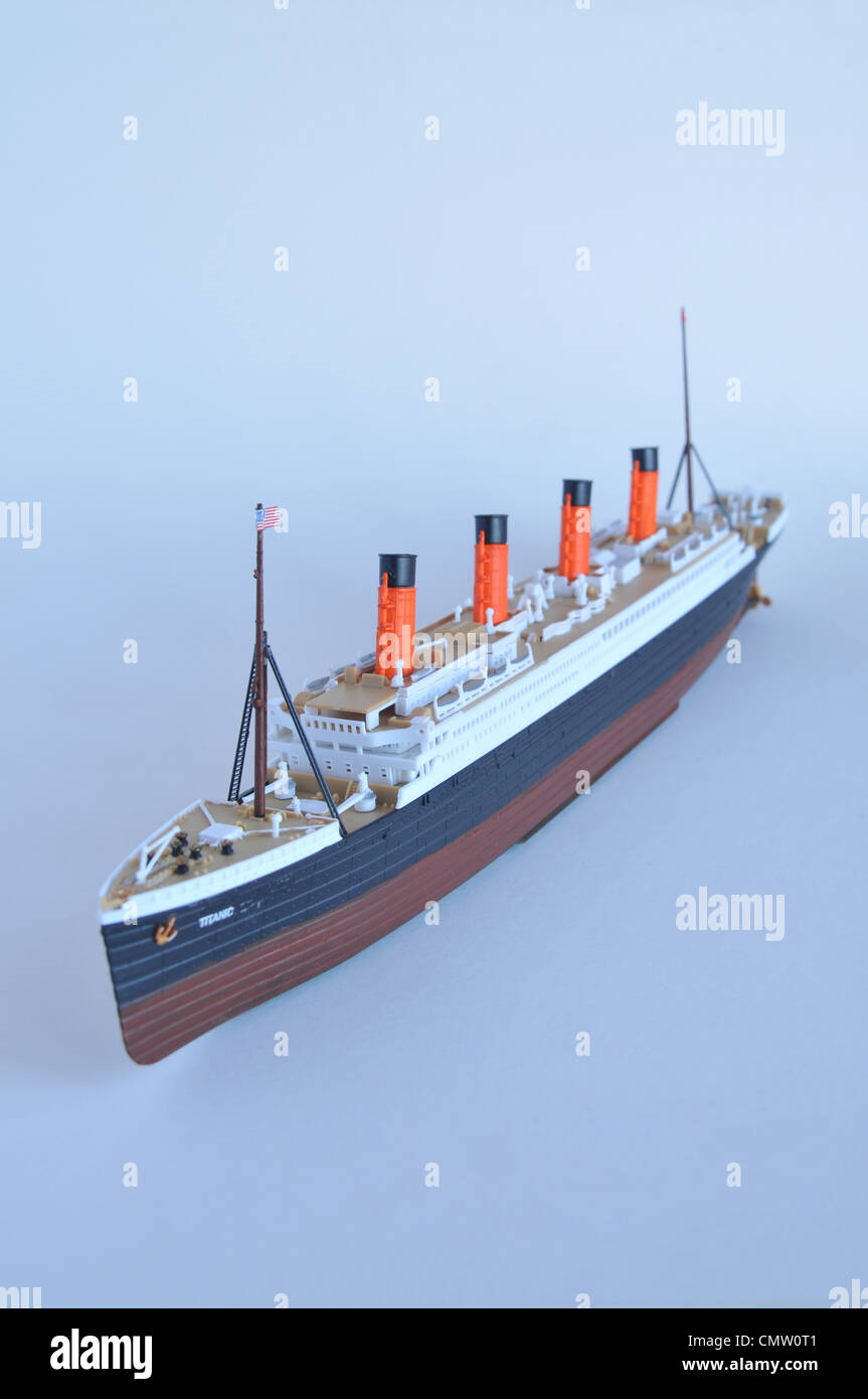 Genaue Replika Kit Modell der Titanic Schiff gegen einen blauen Hintergrund. Stockfoto