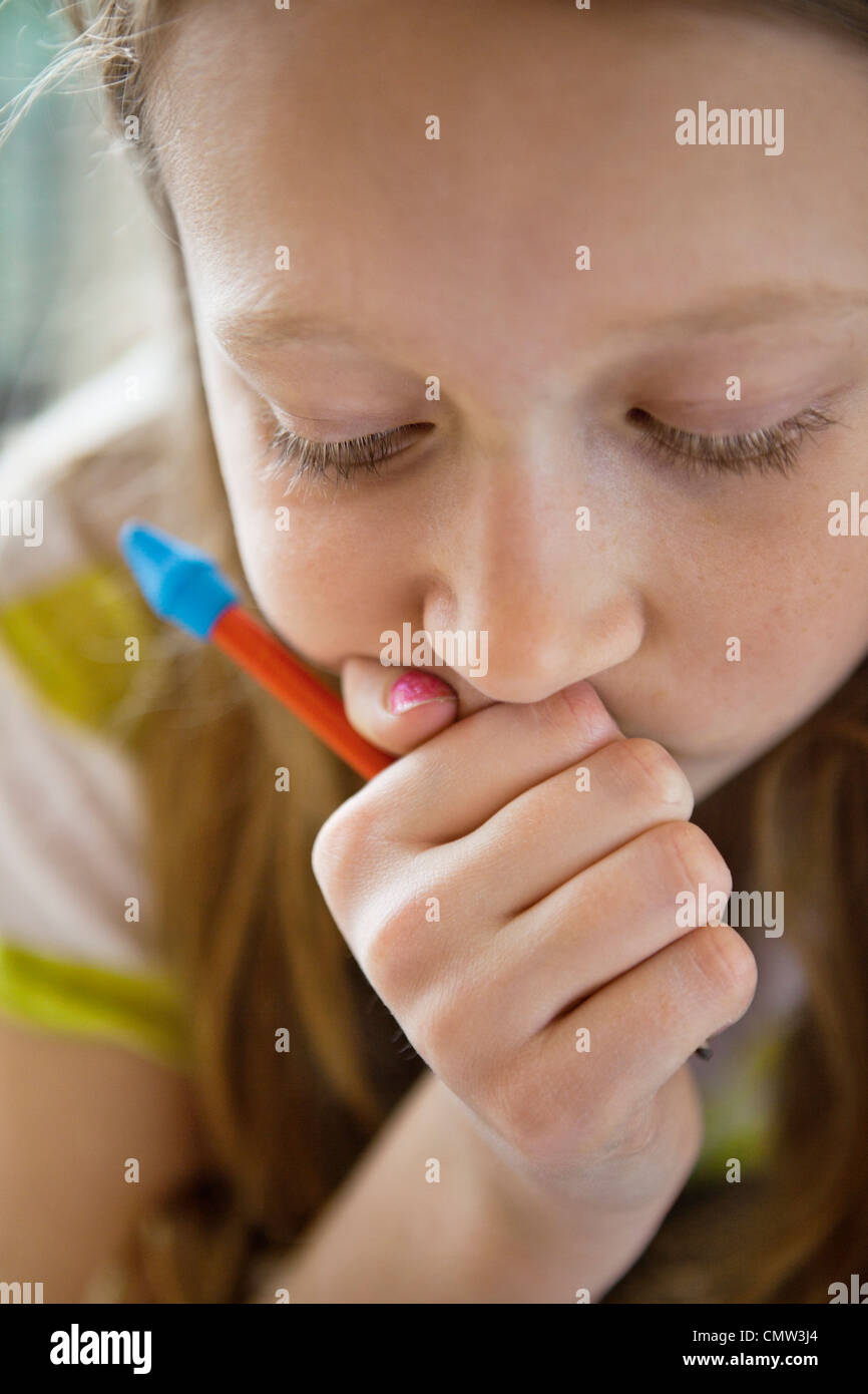Mädchen, die Konzentration auf ihre Hausaufgaben Stockfoto