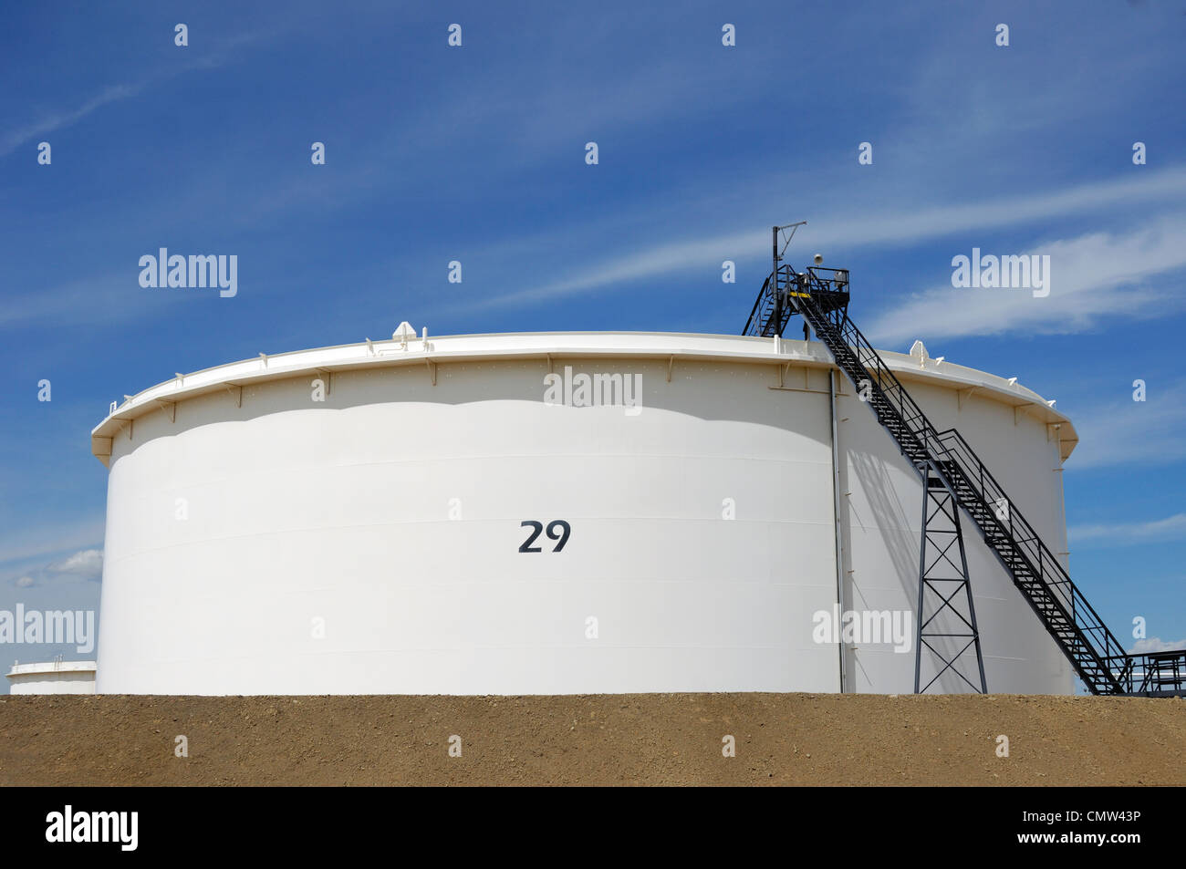 Öltank in der Petro-Canada-Raffinerie, Strathcona County, außerhalb von Edmonton, Alberta Stockfoto