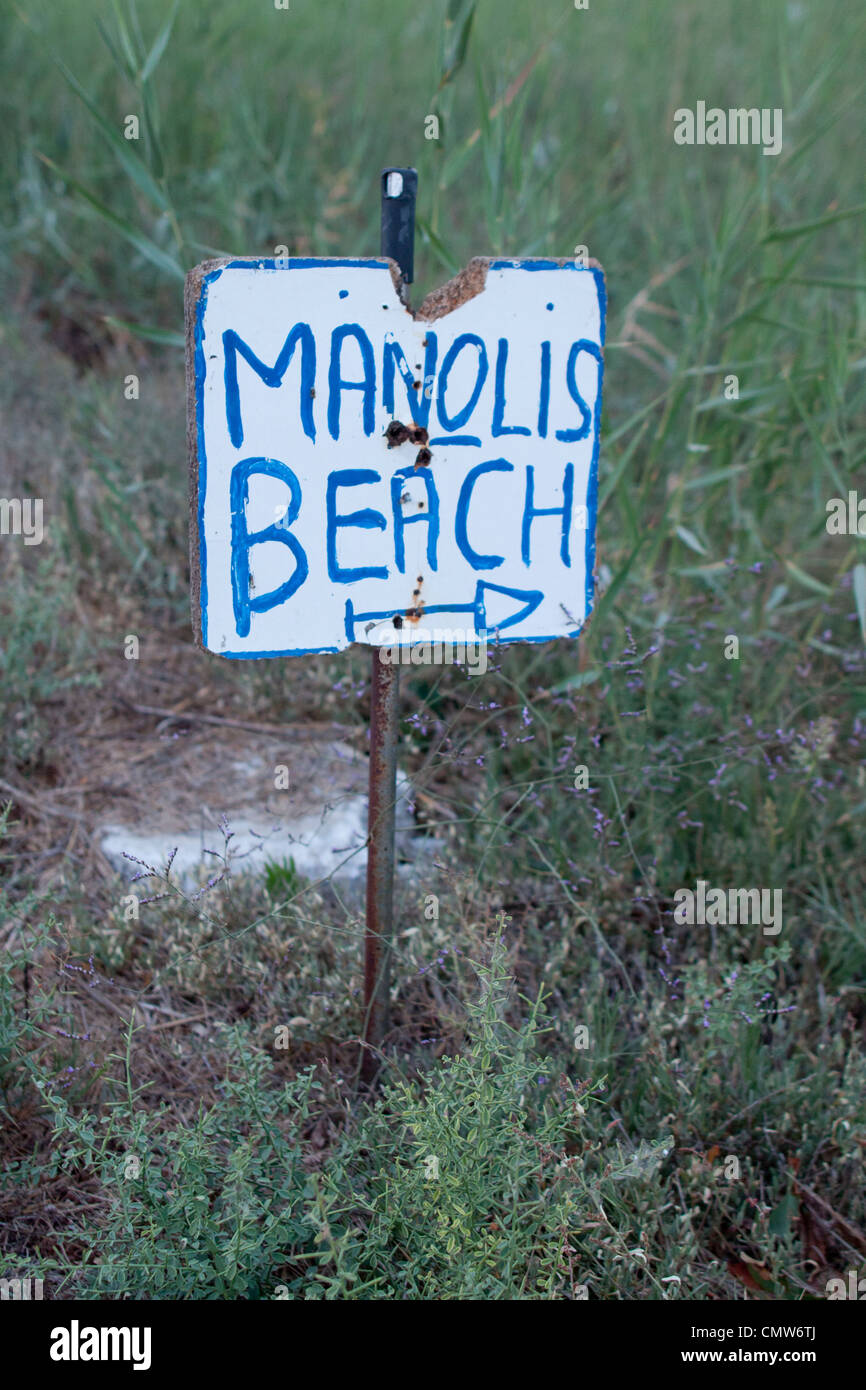 Ein Schild zeigte Sie in die Richtung von Manoli Beach in Kos, Griechenland. Stockfoto
