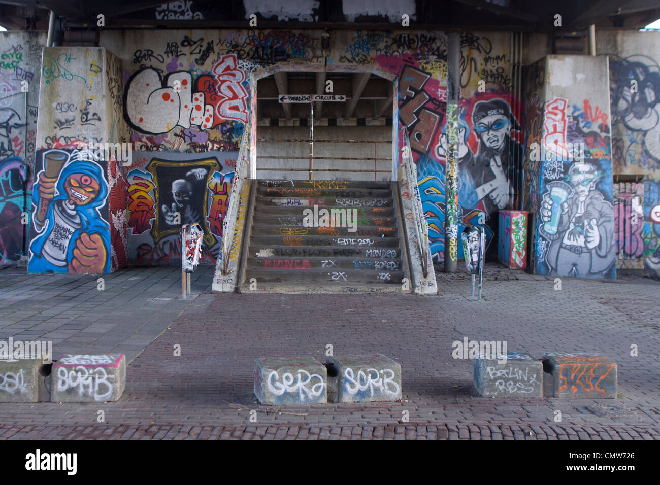 Graffiti bedeckt Unterführung in der niederländischen Stadt Amsterdam Stockfoto