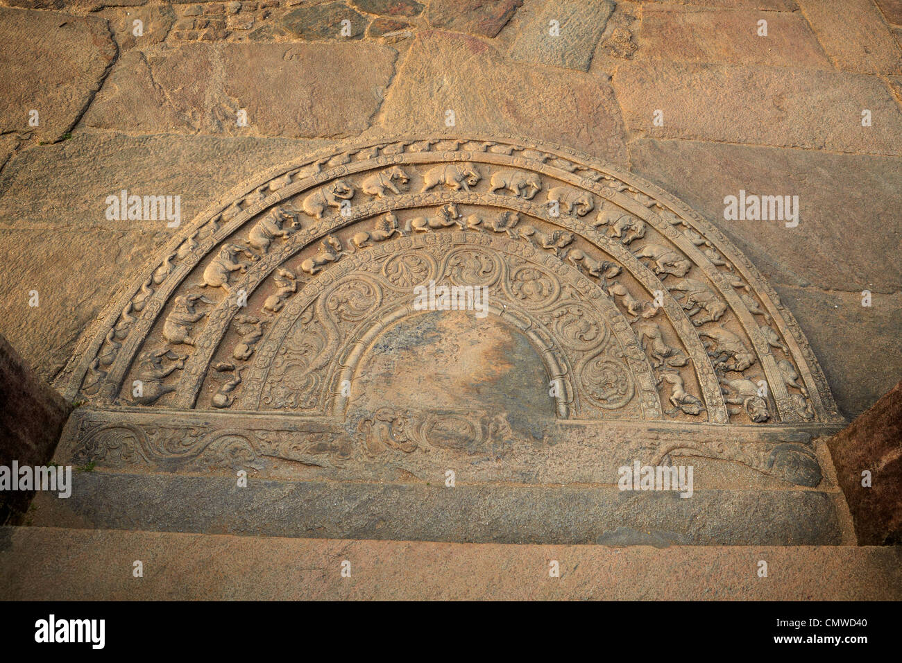 Sri Lanka - Mond Stein, Polonnaruwa, antiken Stadtgebiet, UNESCO-Weltkulturerbe, Stockfoto