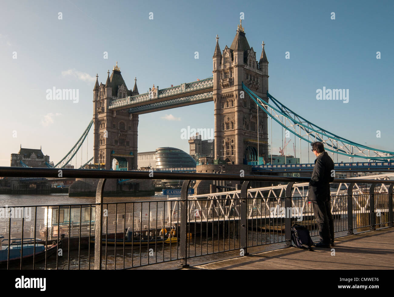 Man beobachtet Tower Bridge über die Themse, London Borough of Tower Hamlets, England, UK Stockfoto