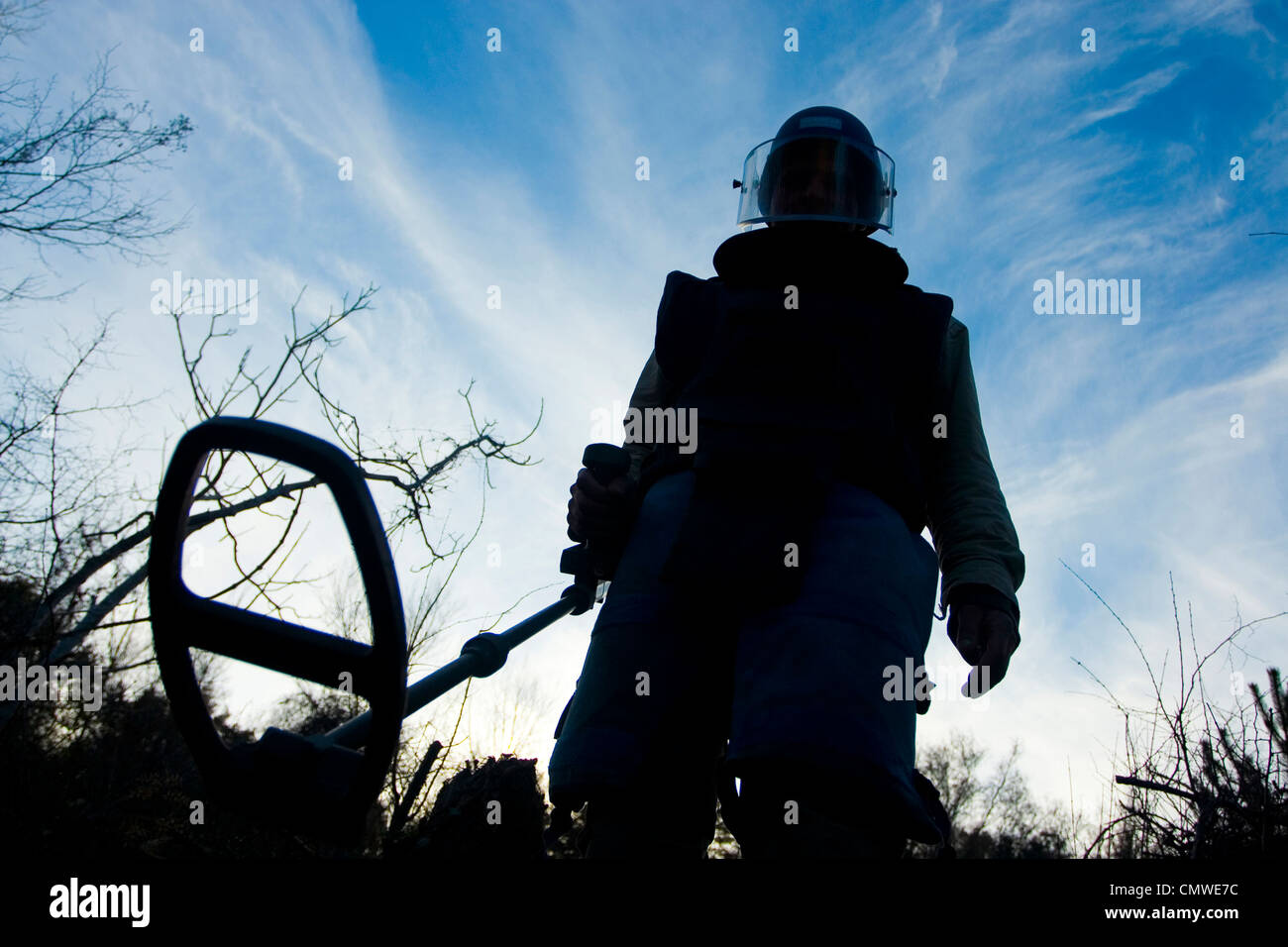 Ein Detektor in Aktion, die Reinigung der Fläche von Minen. Stockfoto