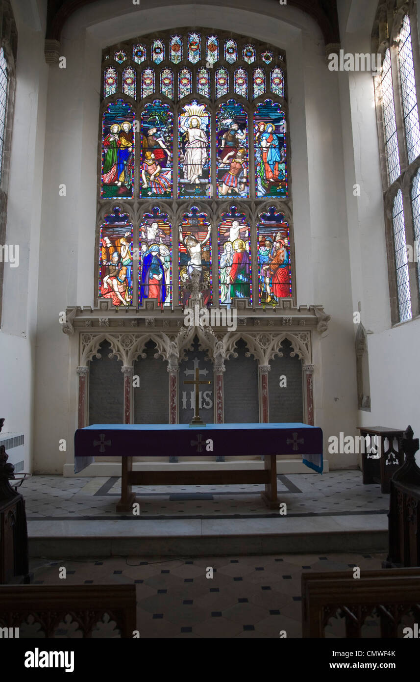 Glasfenster und Altar St. Marien Kirche Stoke von Nayland, Suffolk, England Stockfoto