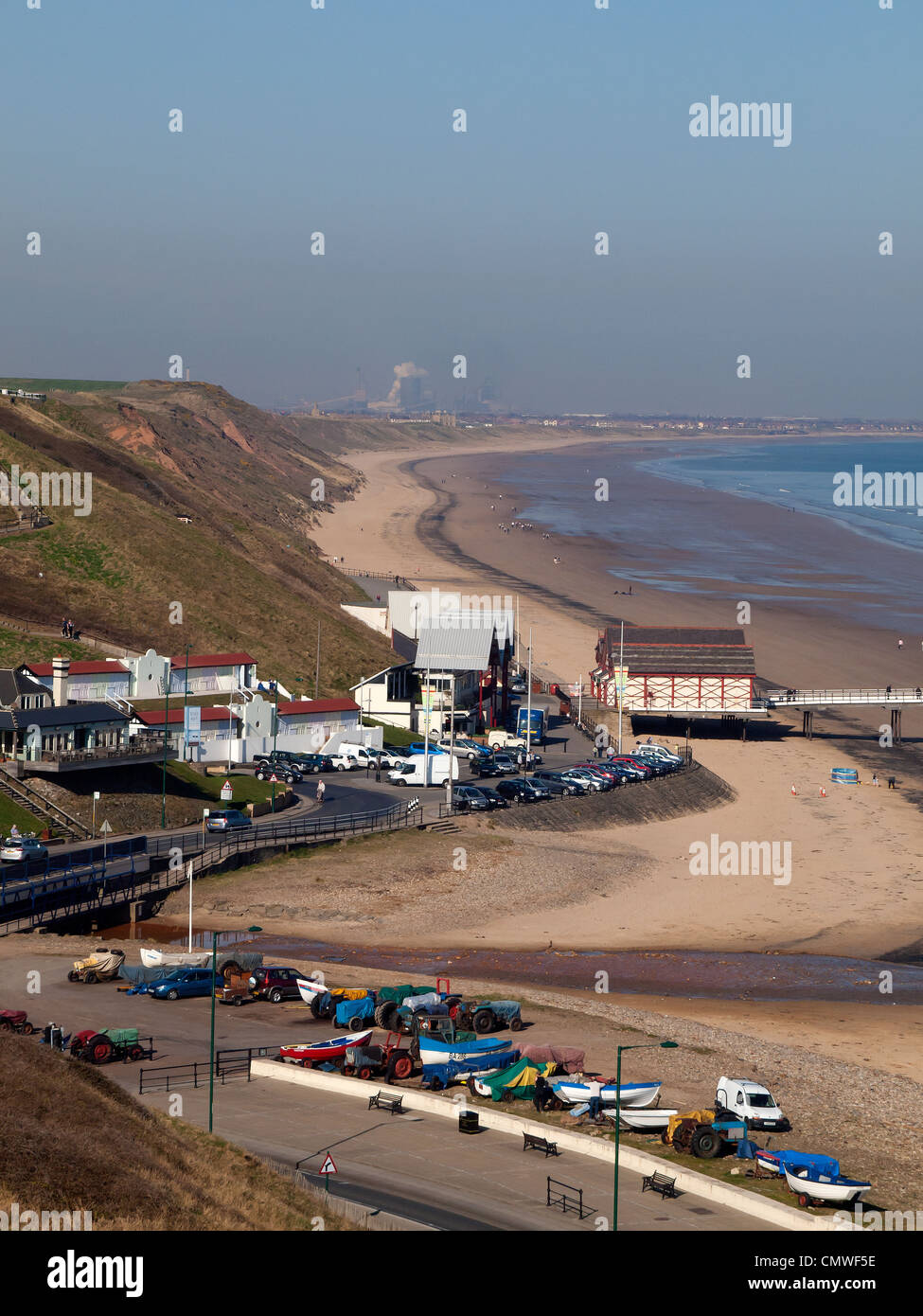 Saltburn durch den Meeresklippen Pier und dem langen Sandstrand von Huntcliff gesehen Stockfoto