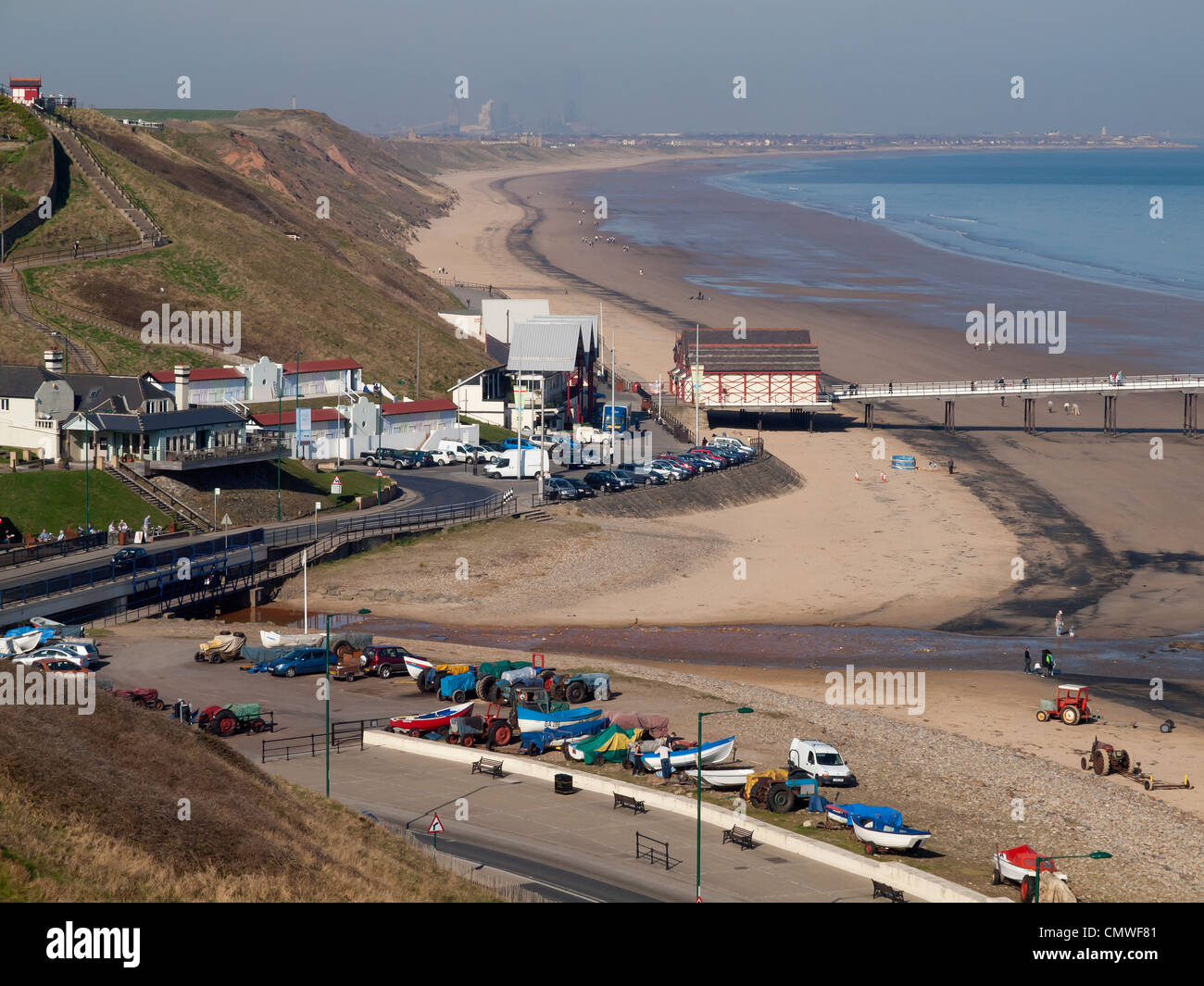 Saltburn durch den Meeresklippen Pier und dem langen Sandstrand von Huntcliff gesehen Stockfoto
